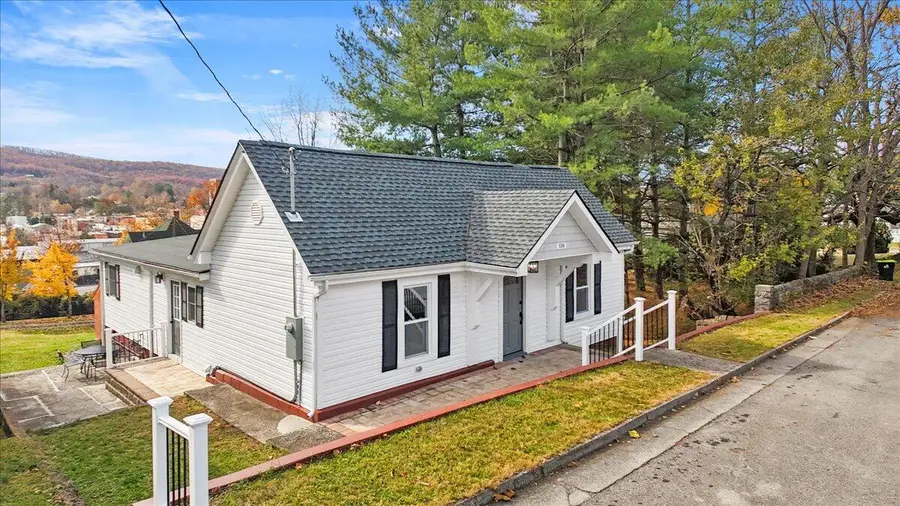 118 NE 6th St Ne, Pulaski, VA 24301 - #2