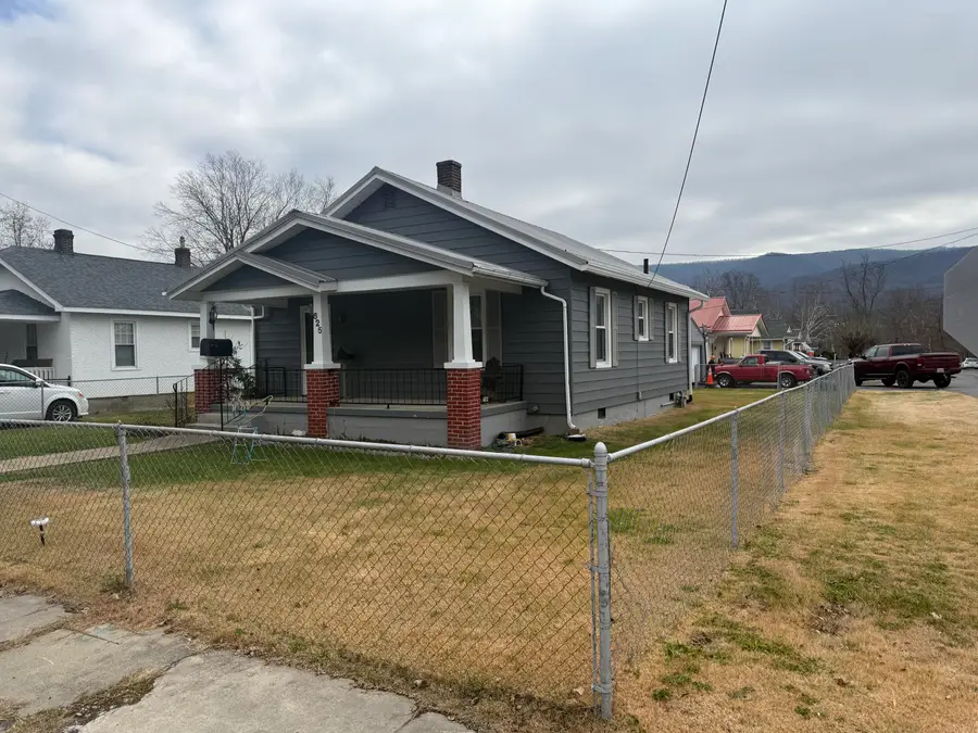 625 W Jackson St, Covington, VA 24426 - #2