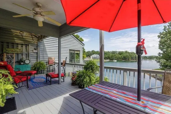 27 Peninsula Point Dr, Moneta, VA 24121