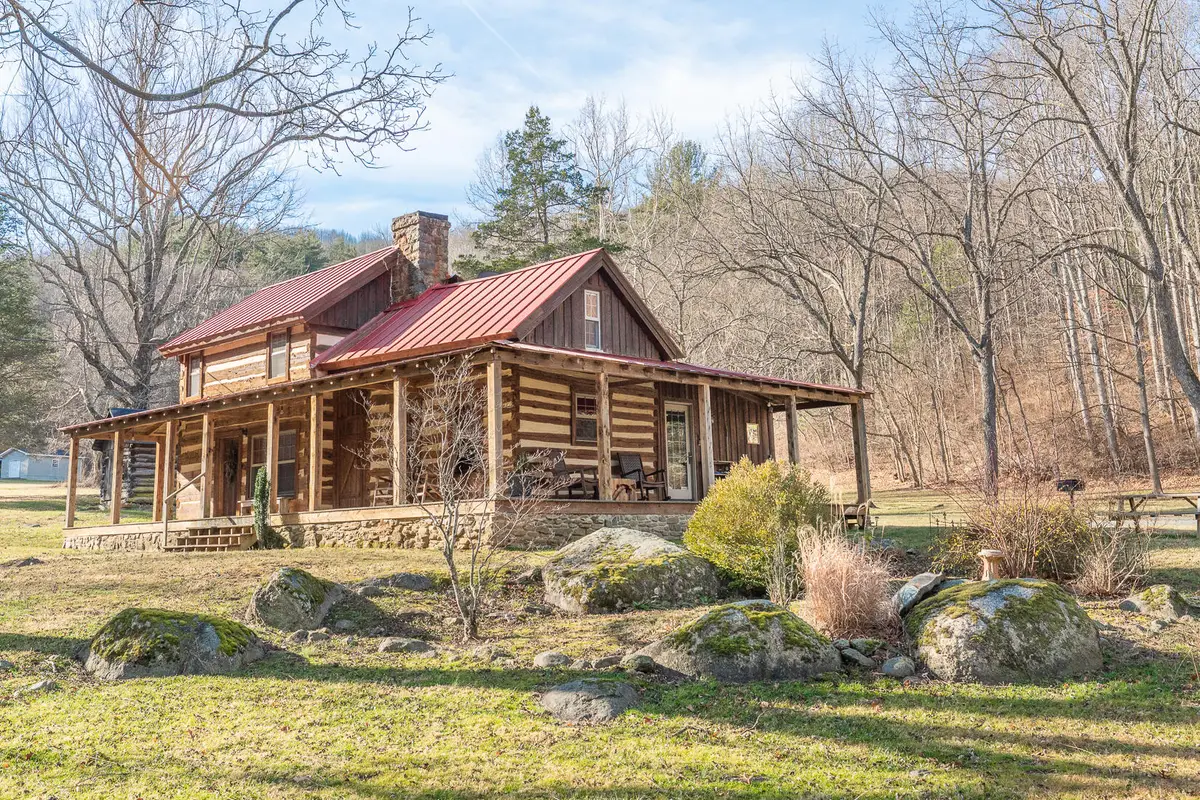 6102 Jennings Creek Rd, Buchanan, VA 24066 - #1