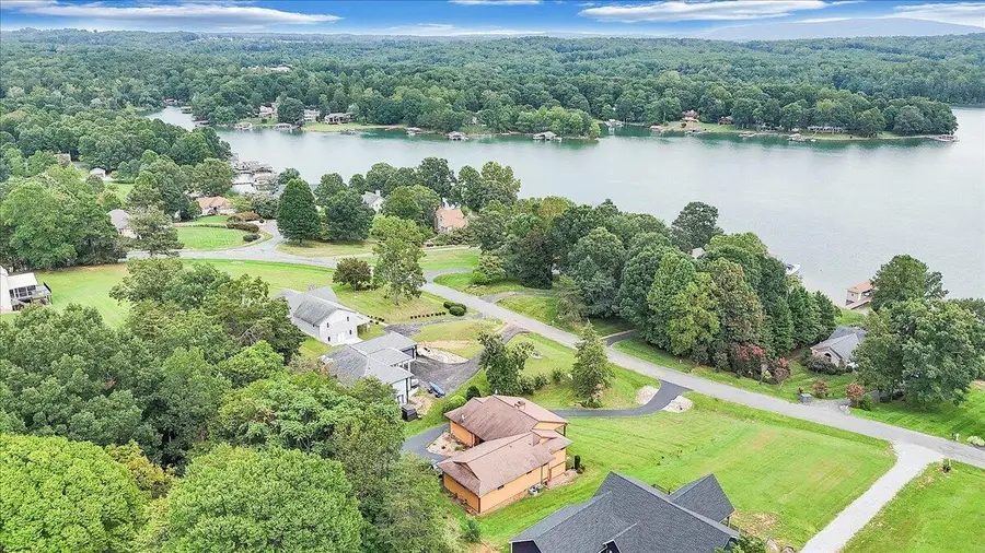 209 Park Shores Cir, Moneta, VA 24121 - #2