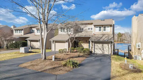 287 Waterside Dr, Moneta, VA 24121