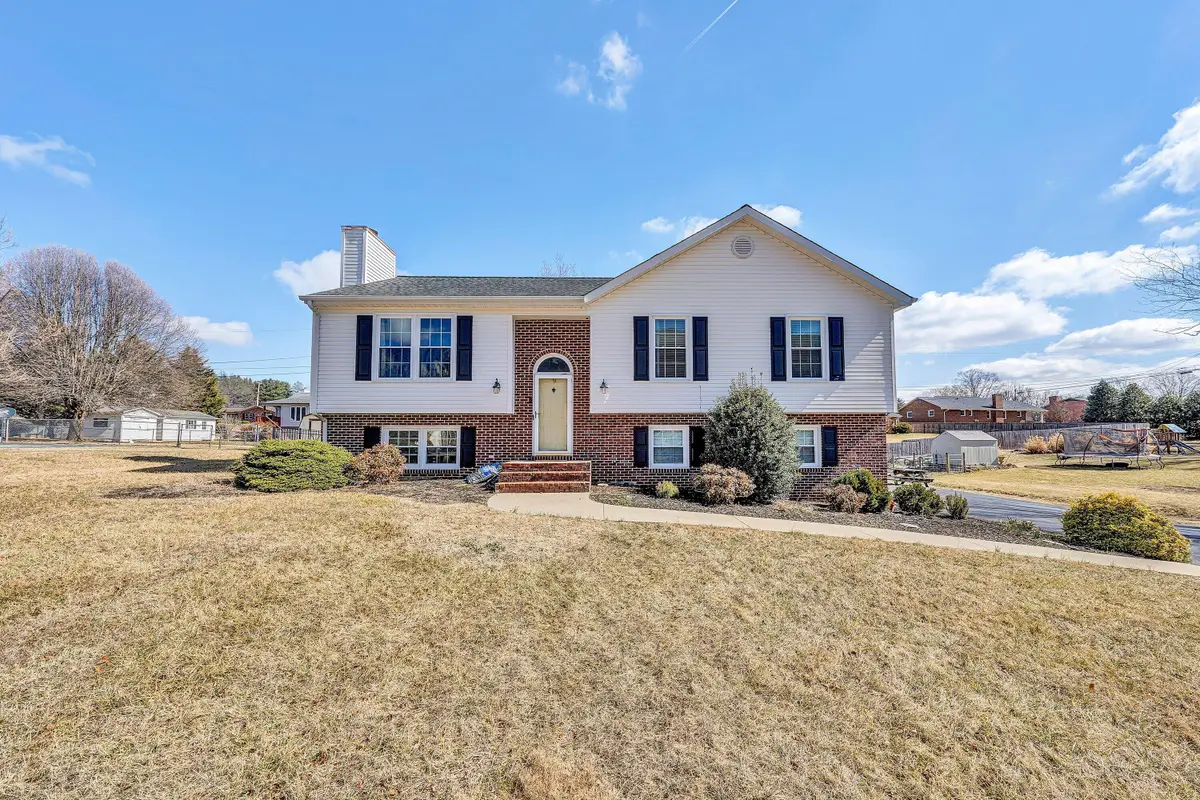 186 Village Ln, Daleville, VA 24083 - #1
