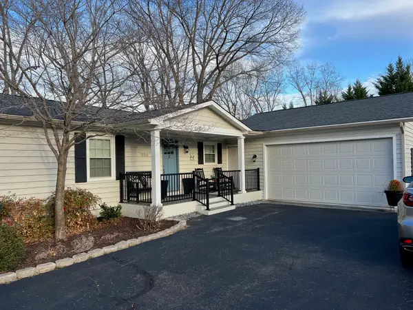 394 Long Island Dr, Moneta, VA 24121