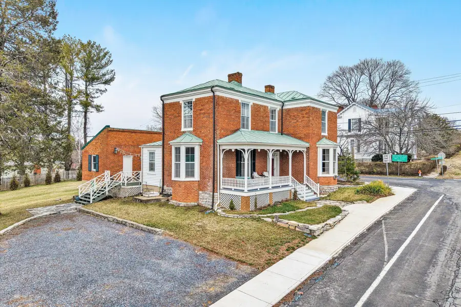 322 E Main St, Fincastle, VA 24090 - #2