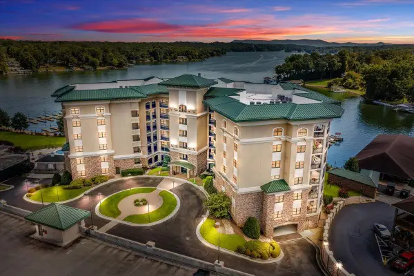 100 Bridgewater Pointe Pl #403, Moneta, VA 24121