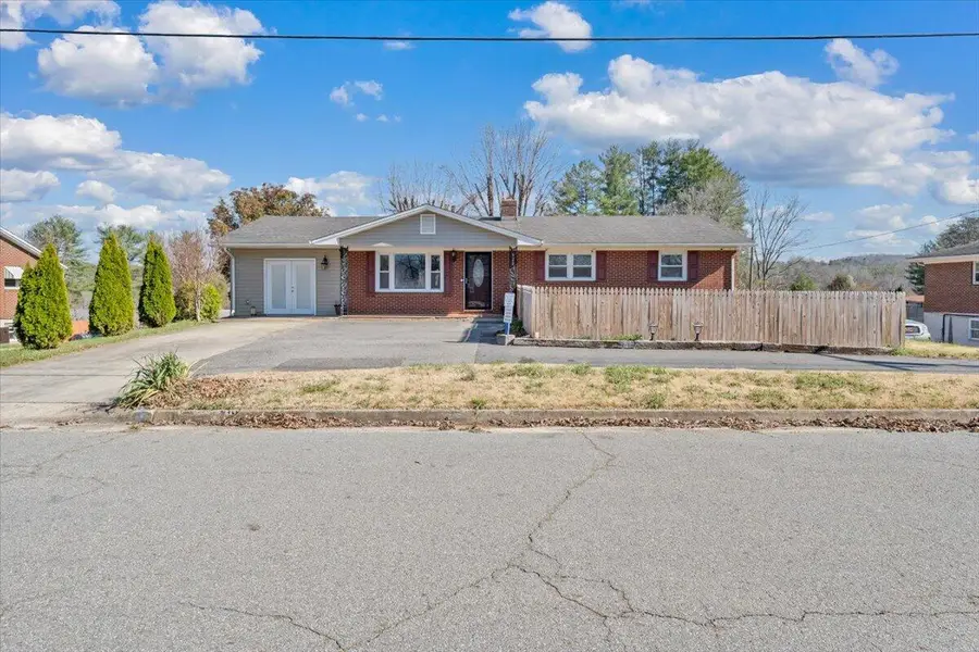 920 Ainsley St, Martinsville, VA 24112 - #2