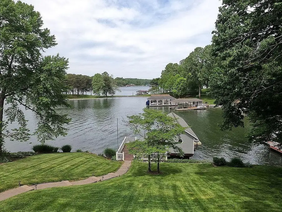 110 Windward Dr, Moneta, VA 24121 - #2