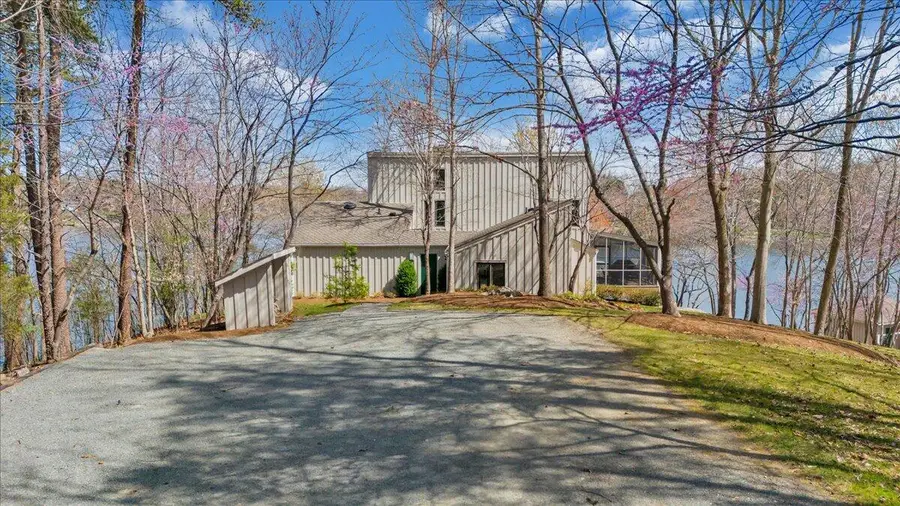 232 Peninsula Dr, Moneta, VA 24121 - #2