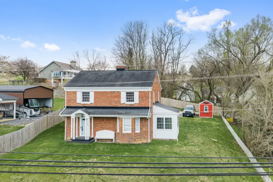 209 E Main St, Fincastle, VA 24090 - #2