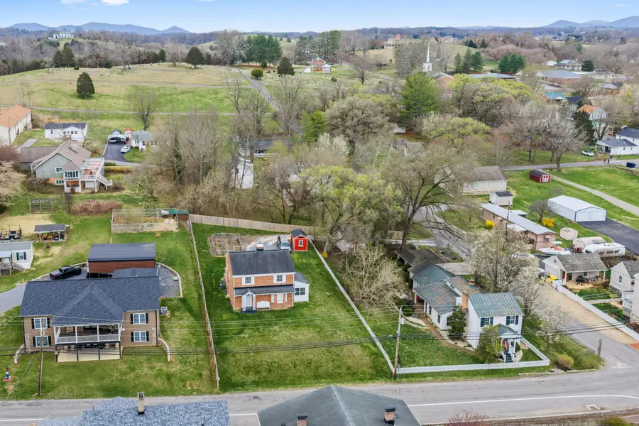 209 E Main St, Fincastle, VA 24090 - #3
