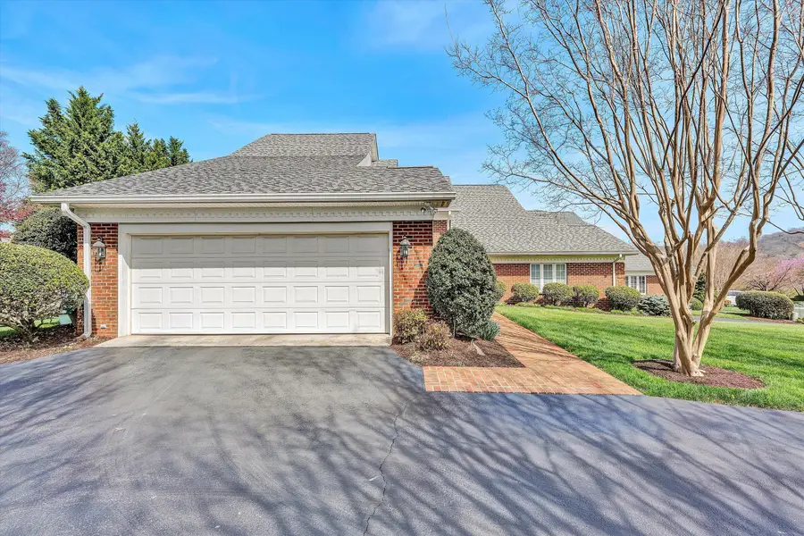 3345 SW Kingsbury Cir, Roanoke, VA 24014 - #3