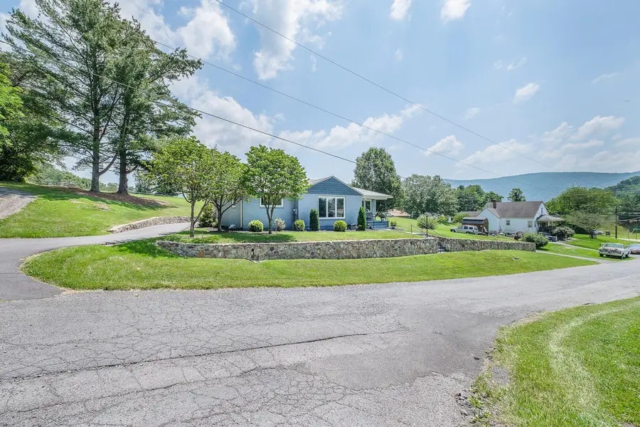 1307 S Massie Ave, Covington, VA 24426 - #3