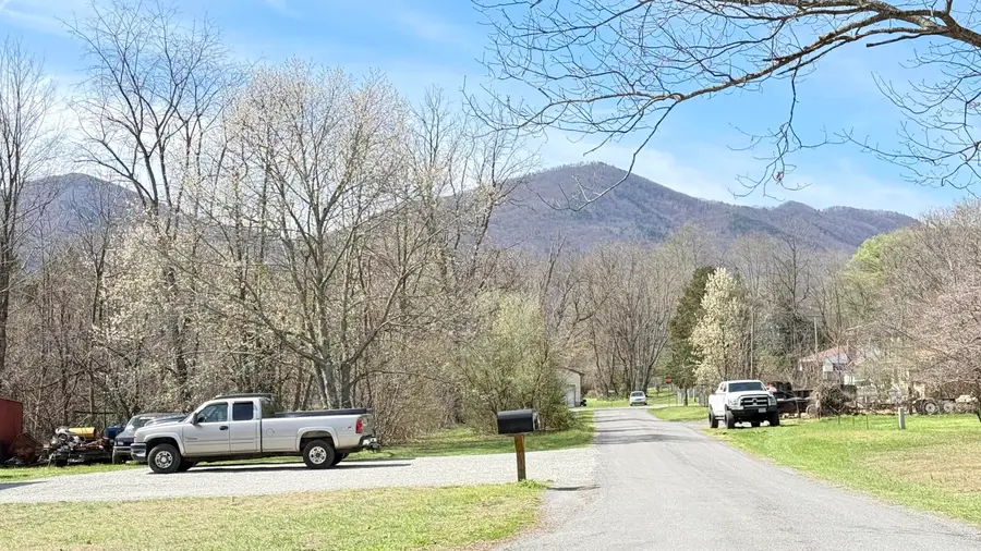 338 4th St, New Castle, VA 24127 - #3