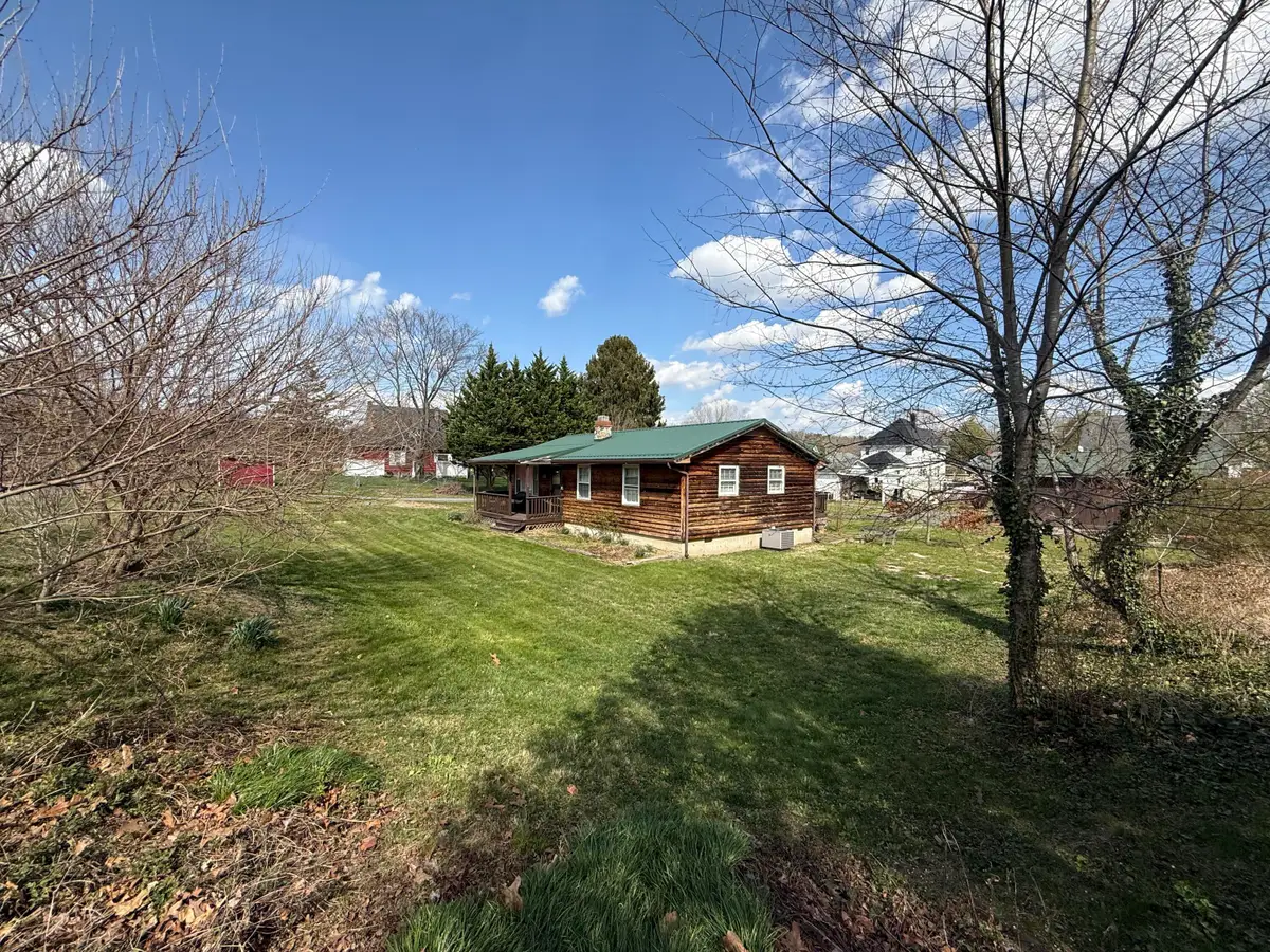 912 Madison Ave, Clifton Forge, VA 24422 - #1