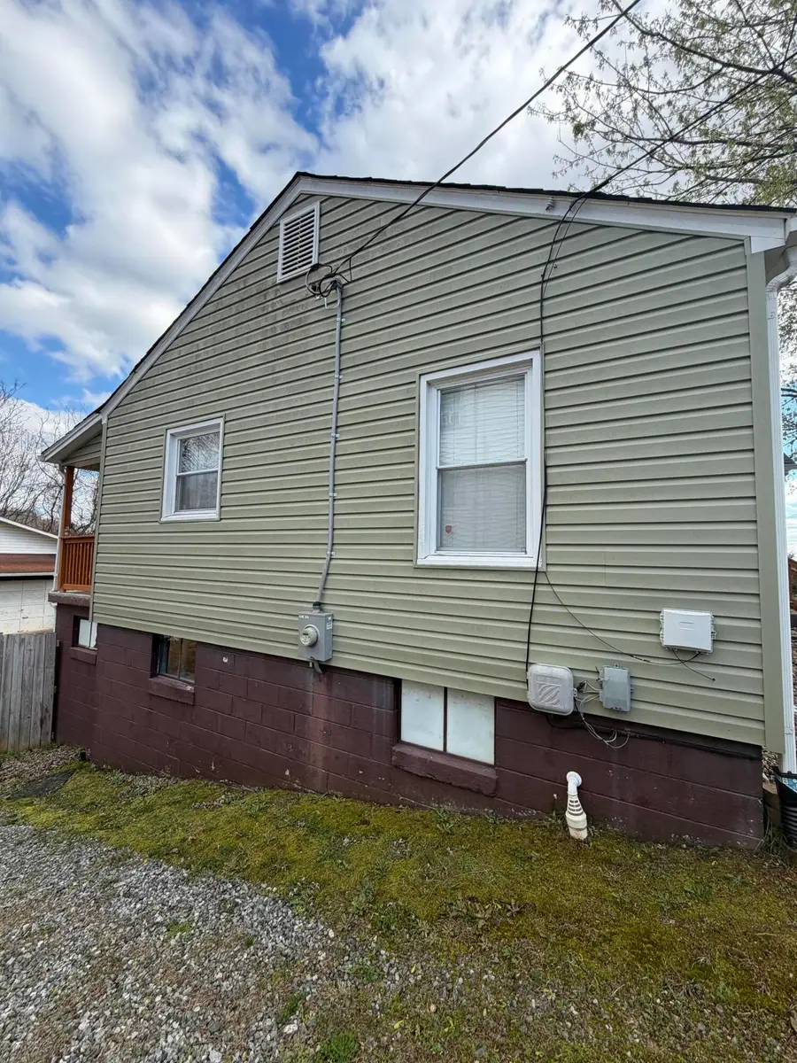 1121 Oakgrove Ave, Martinsville, VA 24112 - #3