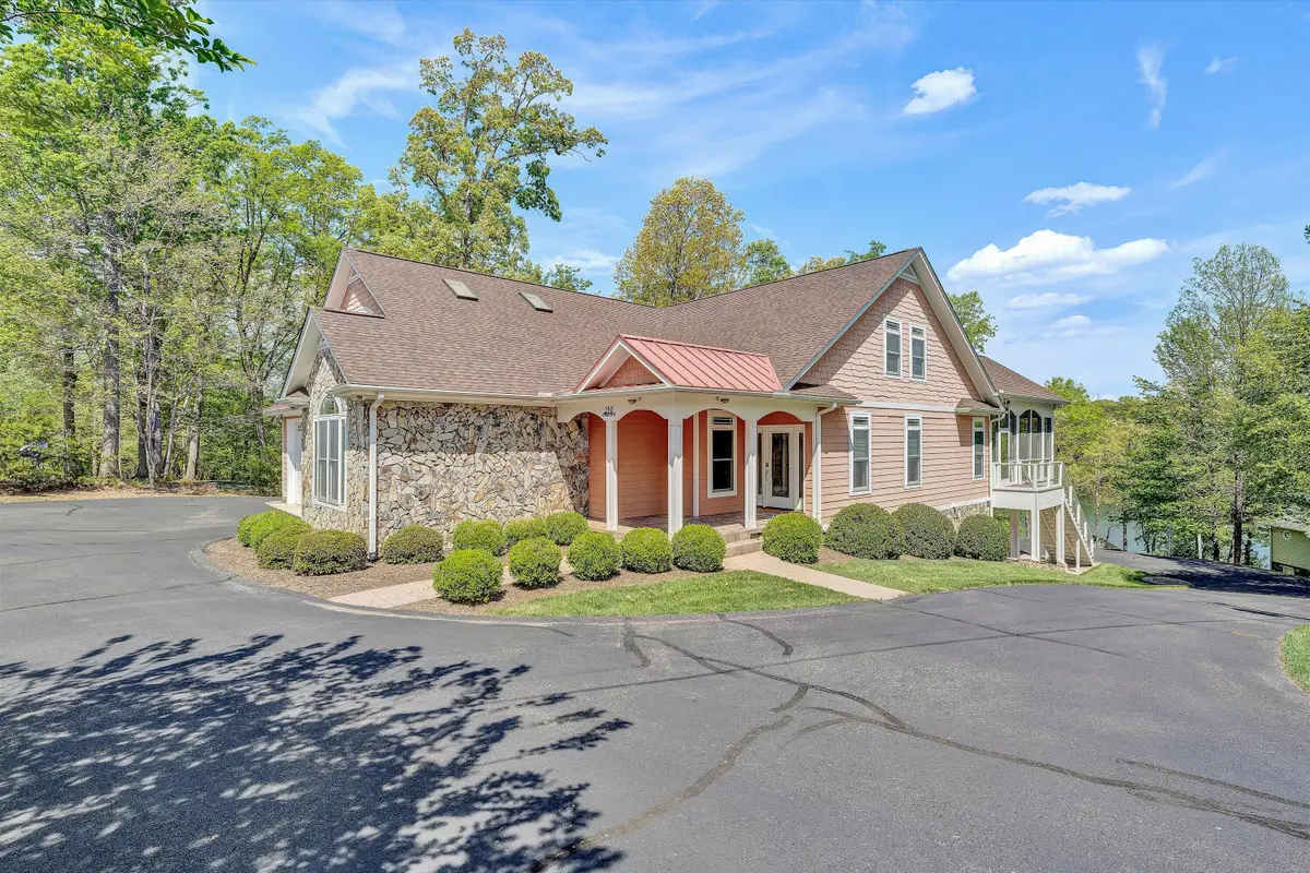 250 Deerwood Dr, Huddleston, VA 24104 - #1