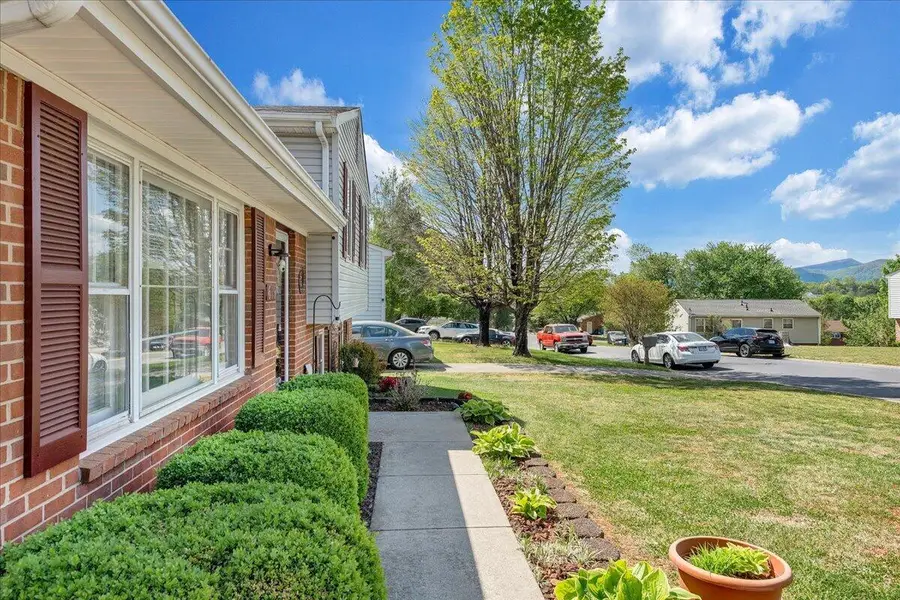 619 Elmcrest St Ne, Roanoke, VA 24019 - #2