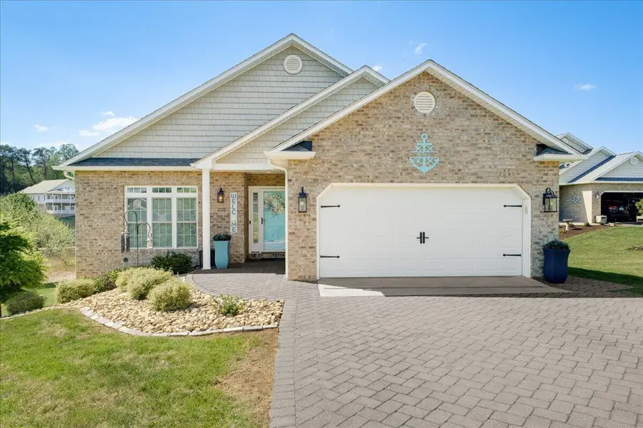 225 Lands End Cir, Union Hall, VA 24176 - #2