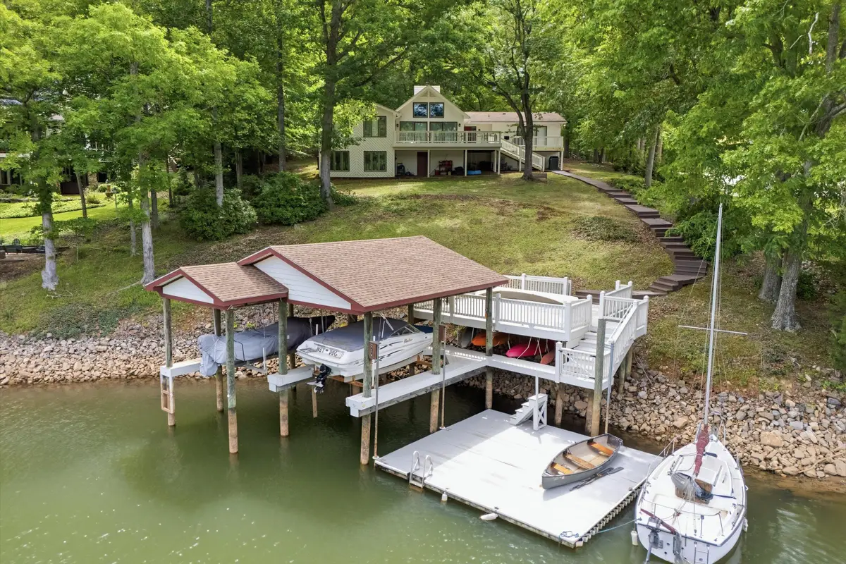 214 Twin Chimneys Dr, Wirtz, VA 24184 - #1