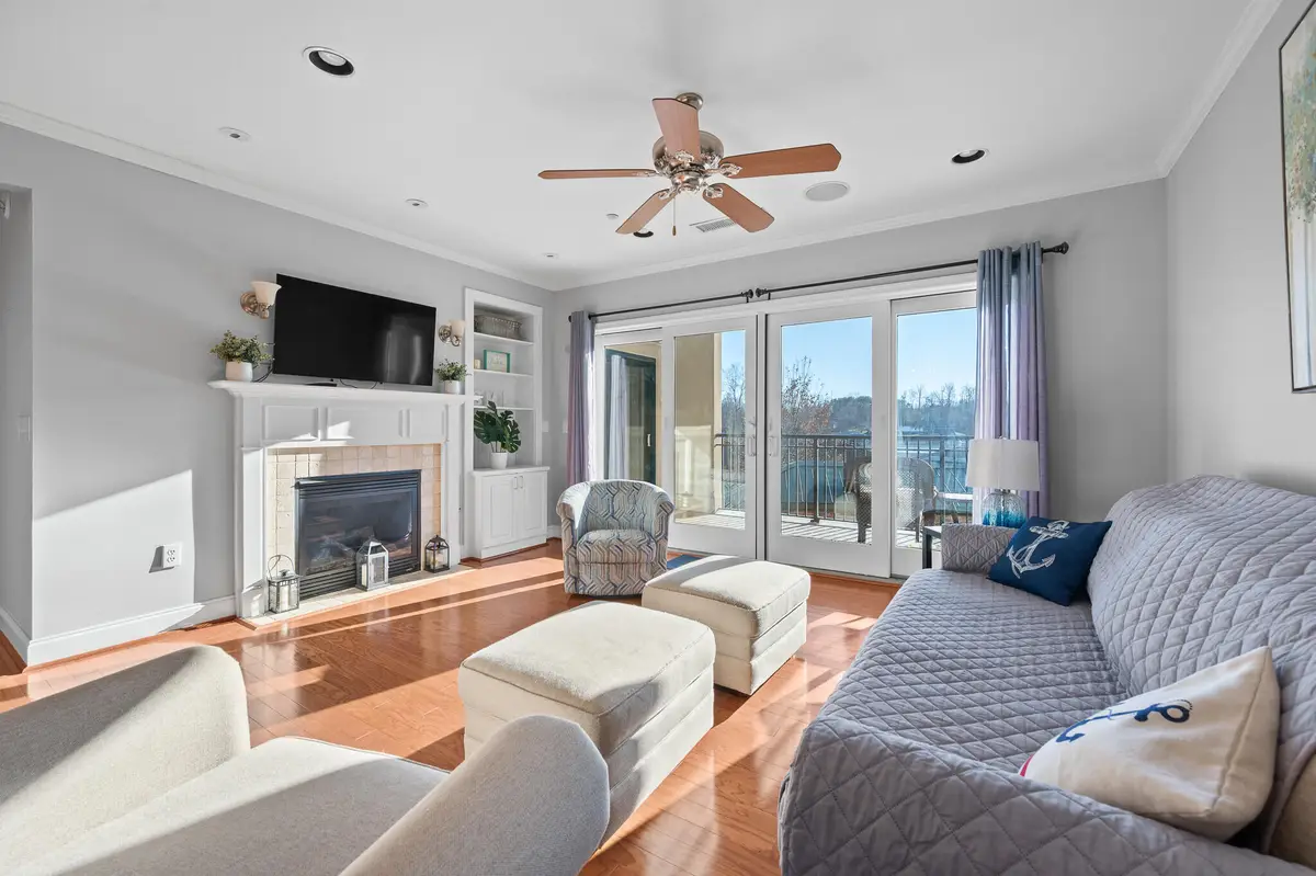 100 Bridgewater Pointe Pl #UNIT 102, Moneta, VA 24121 - #1