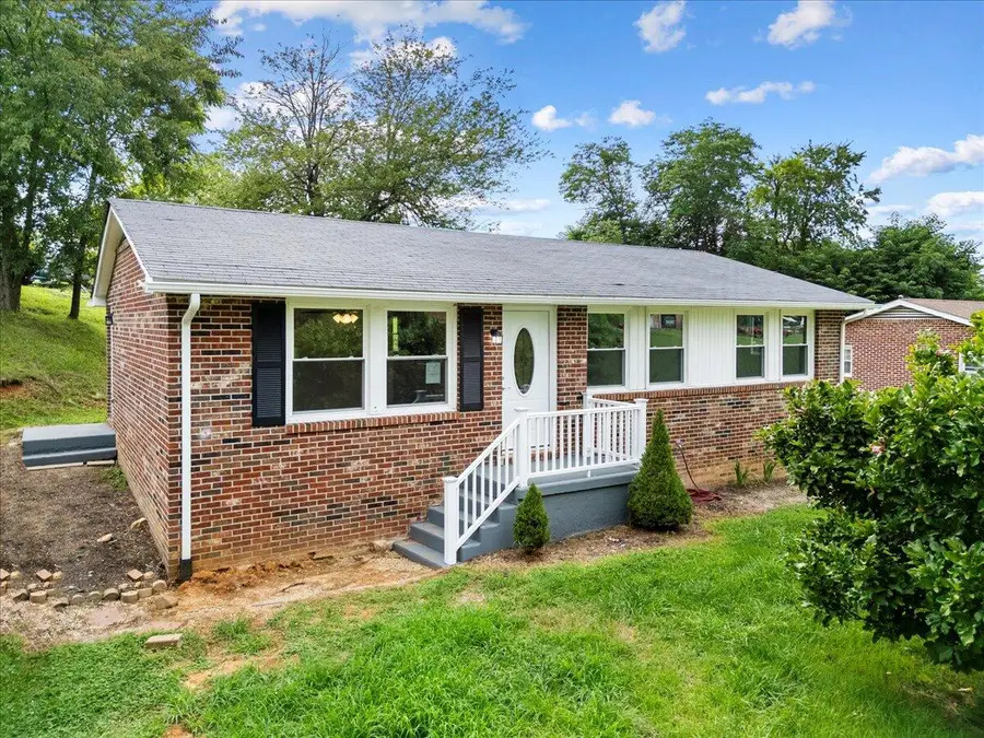 2305 Elmwood St, Radford, VA 24141 - #2