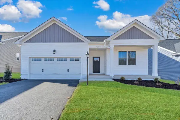 7379 King's Pointe Dr, Fairlawn, VA 24141