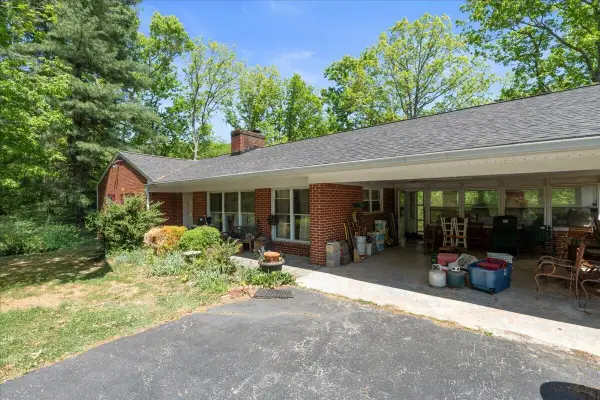 6671 Suncrest Dr, Roanoke, VA 24014