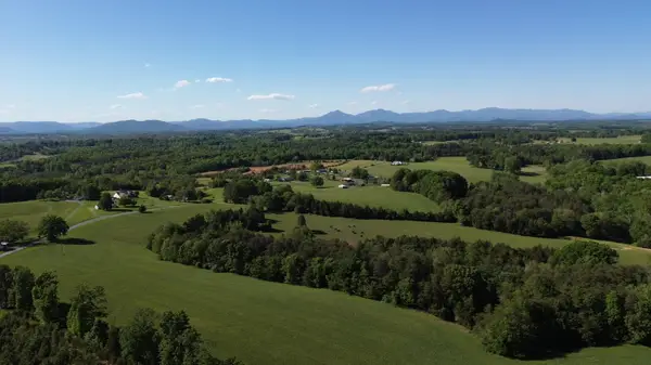 2556 Rock Cliff Rd, Bedford, VA 24523