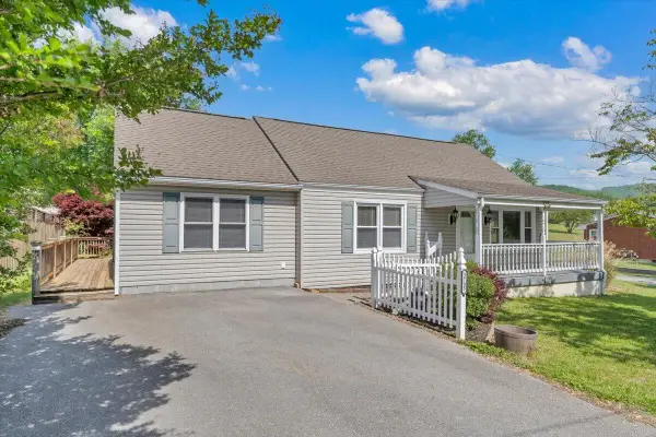 3705 New Spring Branch Rd, Roanoke, VA 24014