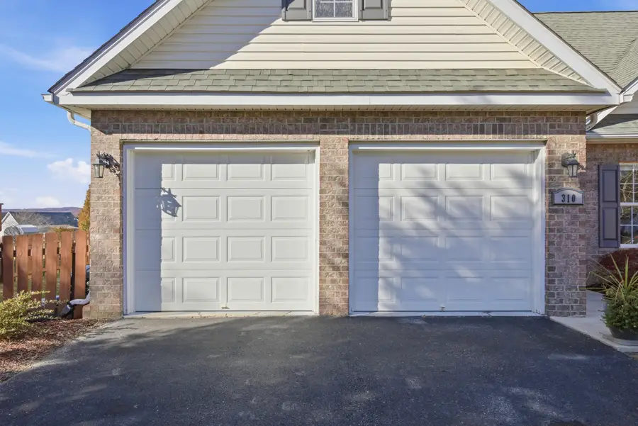 310 Windsor Dr Nw, Christiansburg, VA 24073 - #2
