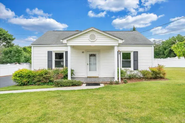 40 Upland Dr, Salem, VA 24153