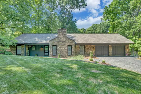 5027 Hunting Hills Dr, Roanoke, VA 24018