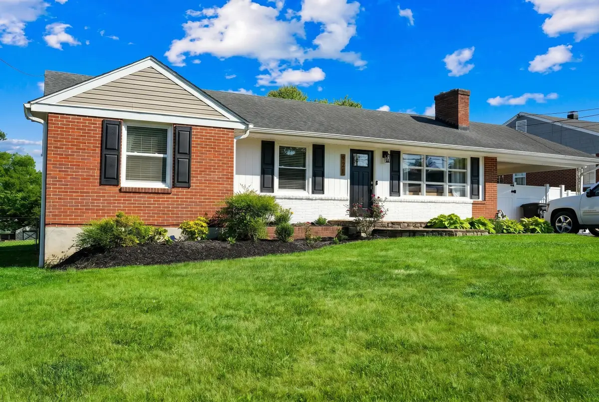 921 Ridgecrest Dr, Roanoke, VA 24019 - #1