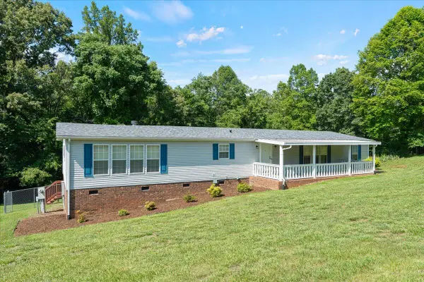 1296 Hayward Dr, Vinton, VA 24179