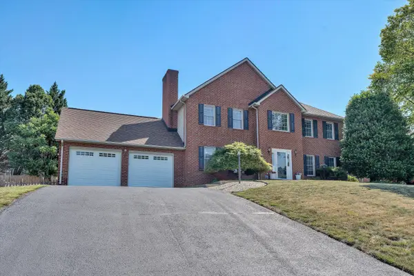 5137 Plantation Grove Ln, Roanoke, VA 24012