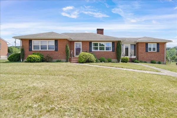 2605 Pinecrest Dr, Vinton, VA 24179