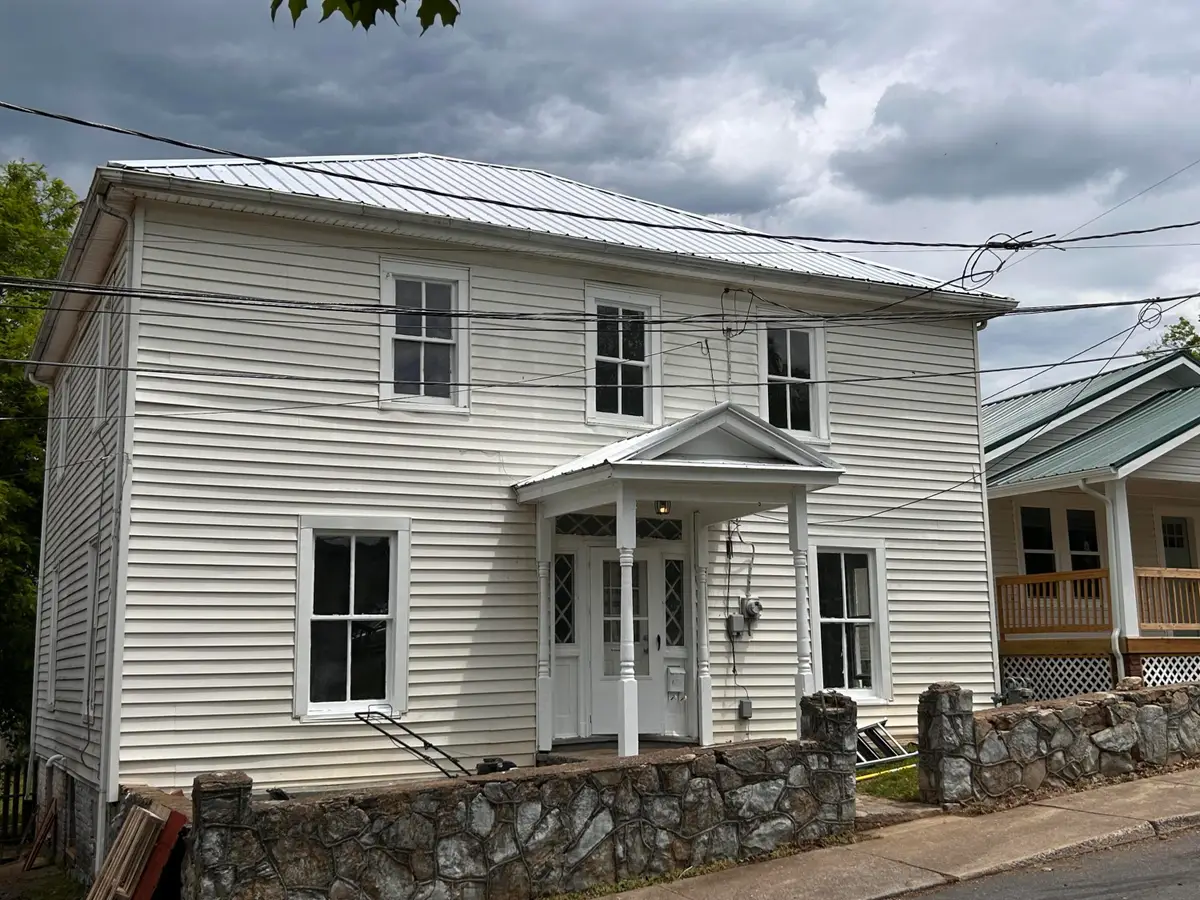 114 E Henry St, Lexington, VA 24450 - #1