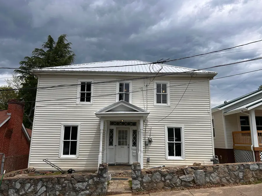 114 E Henry St, Lexington, VA 24450 - #2