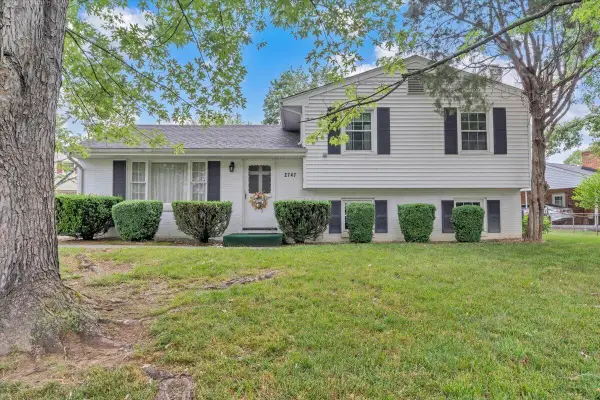 2747 Embassy Dr, Roanoke, VA 24019