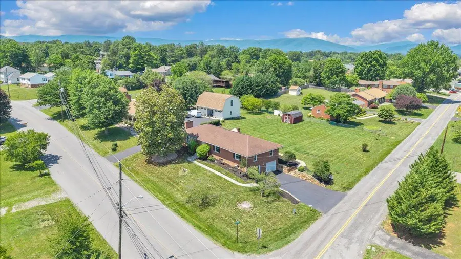 2124 Bridle Ln, Roanoke, VA 24018 - #2