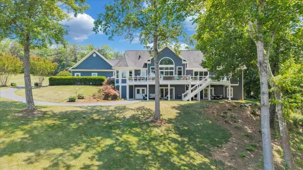 140 Peaks View Dr, Moneta, VA 24121