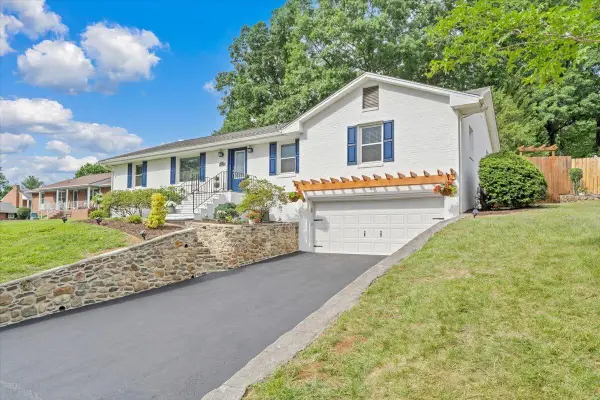 5227 N Garden Ln, Roanoke, VA 24019