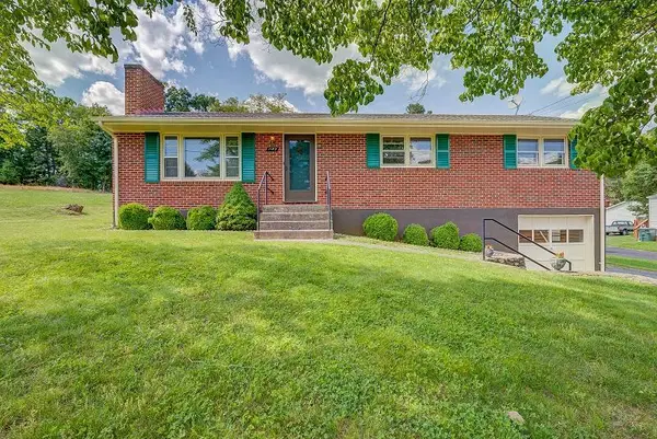 1129 Stoutamire Dr, Salem, VA 24153