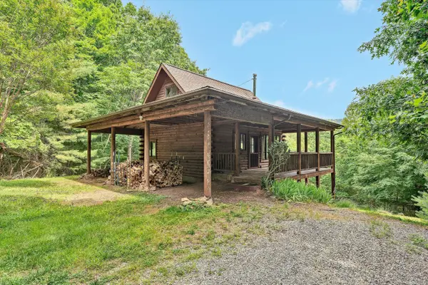 8536 Starlight Ln, Boones Mill, VA 24065