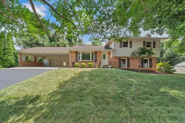 3175 Galloway Dr, Roanoke, VA 24018