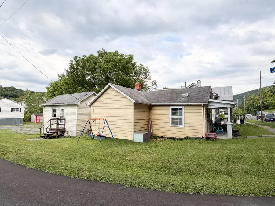 836 Brussels Ave, Clifton Forge, VA 24422 - #2