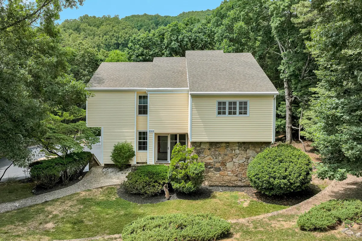 6344 Fairway Forest Dr, Roanoke, VA 24018 - #1
