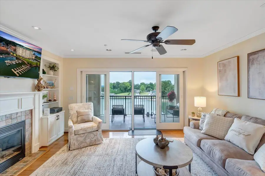 100 Bridgewater Pointe Pl #404, Moneta, VA 24121 - #2