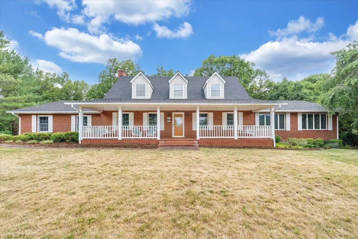 7031 Highfields Farm Trl, Roanoke, VA 24018 - #1